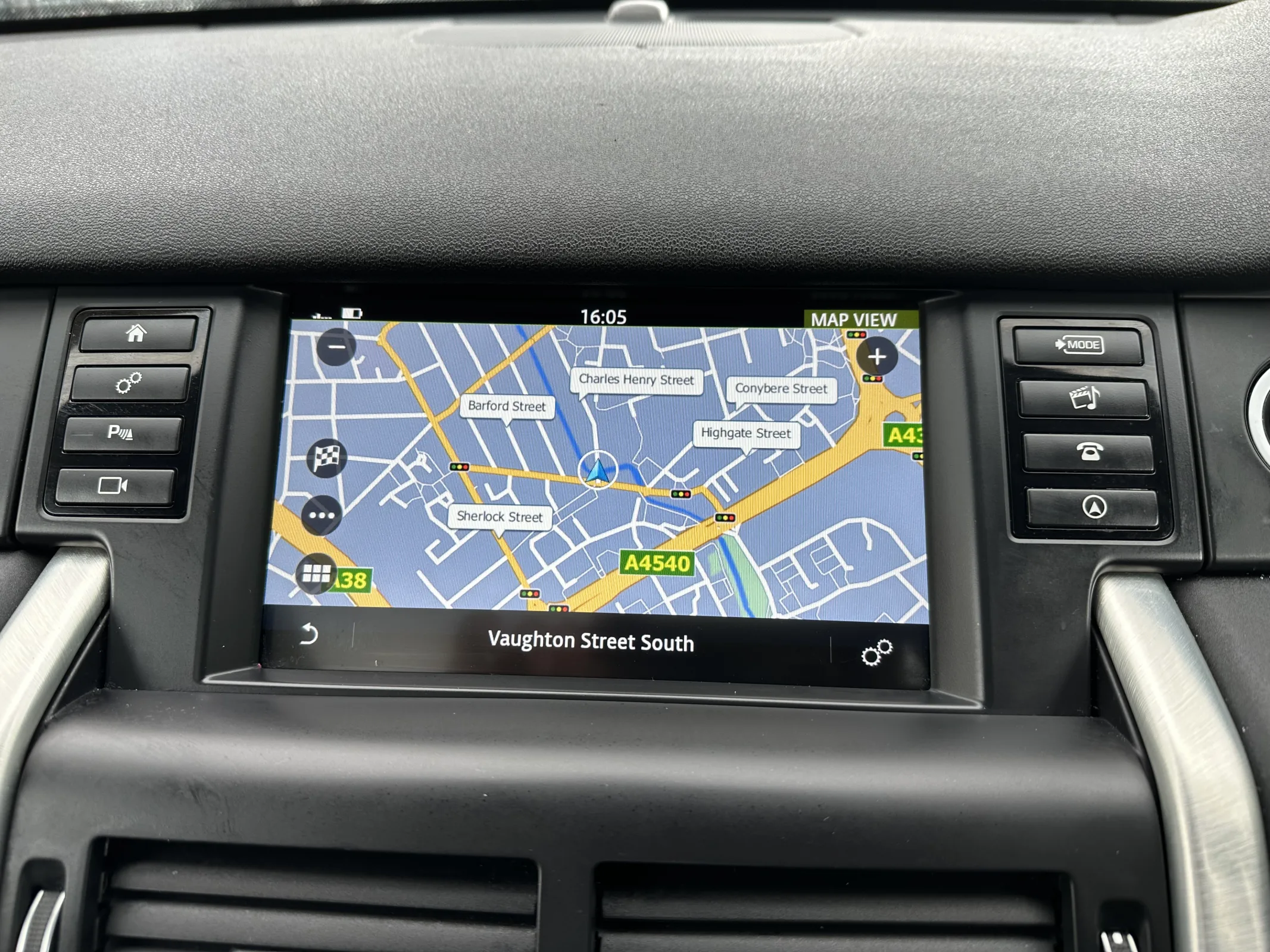 2016 Land Rover Discovery Sport 2.0 TD4 HSE Black — image 15