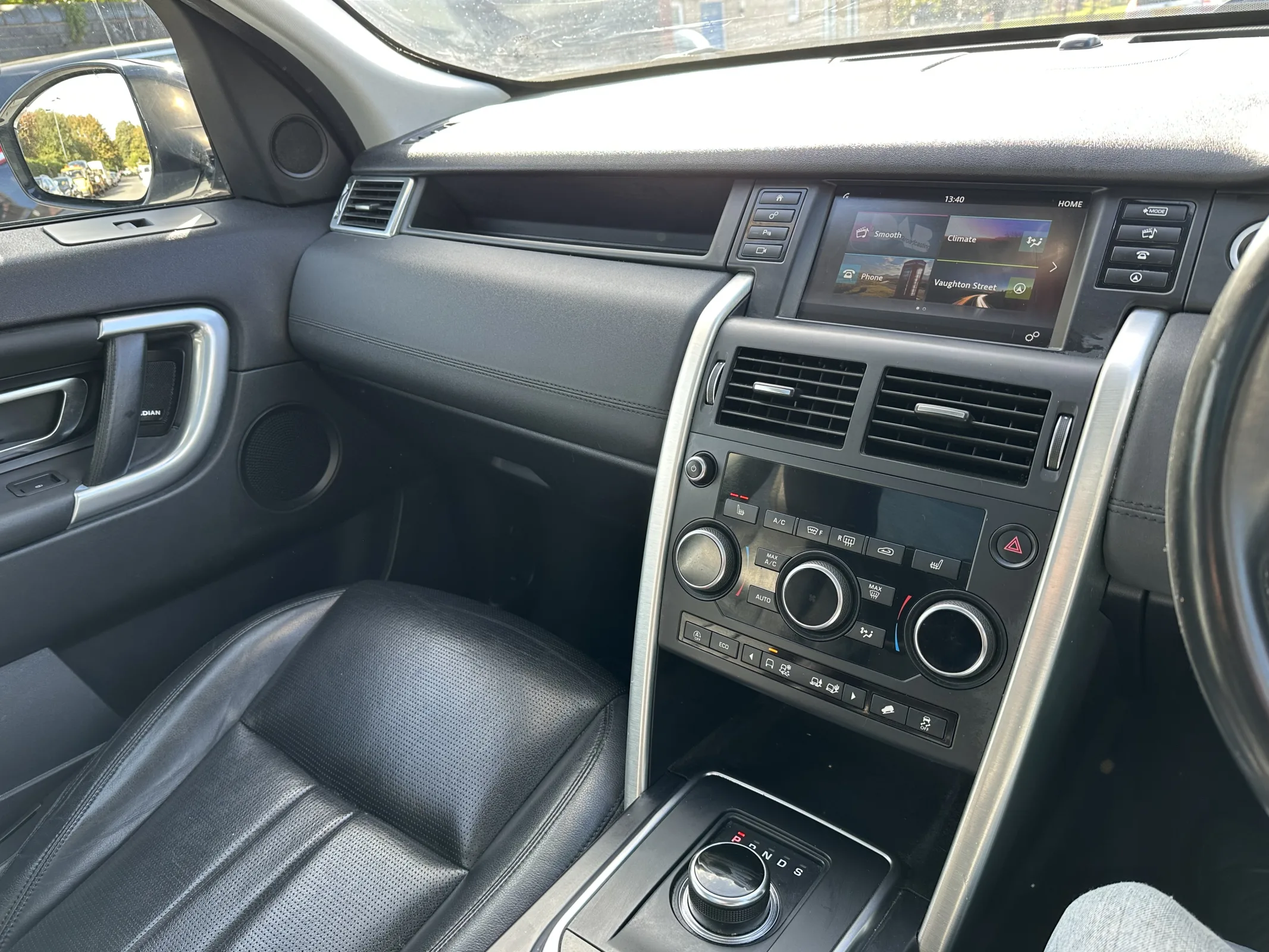 Land Rover Discovery Sport 2.0 TD4 HSE Black Auto 4WD — image 17