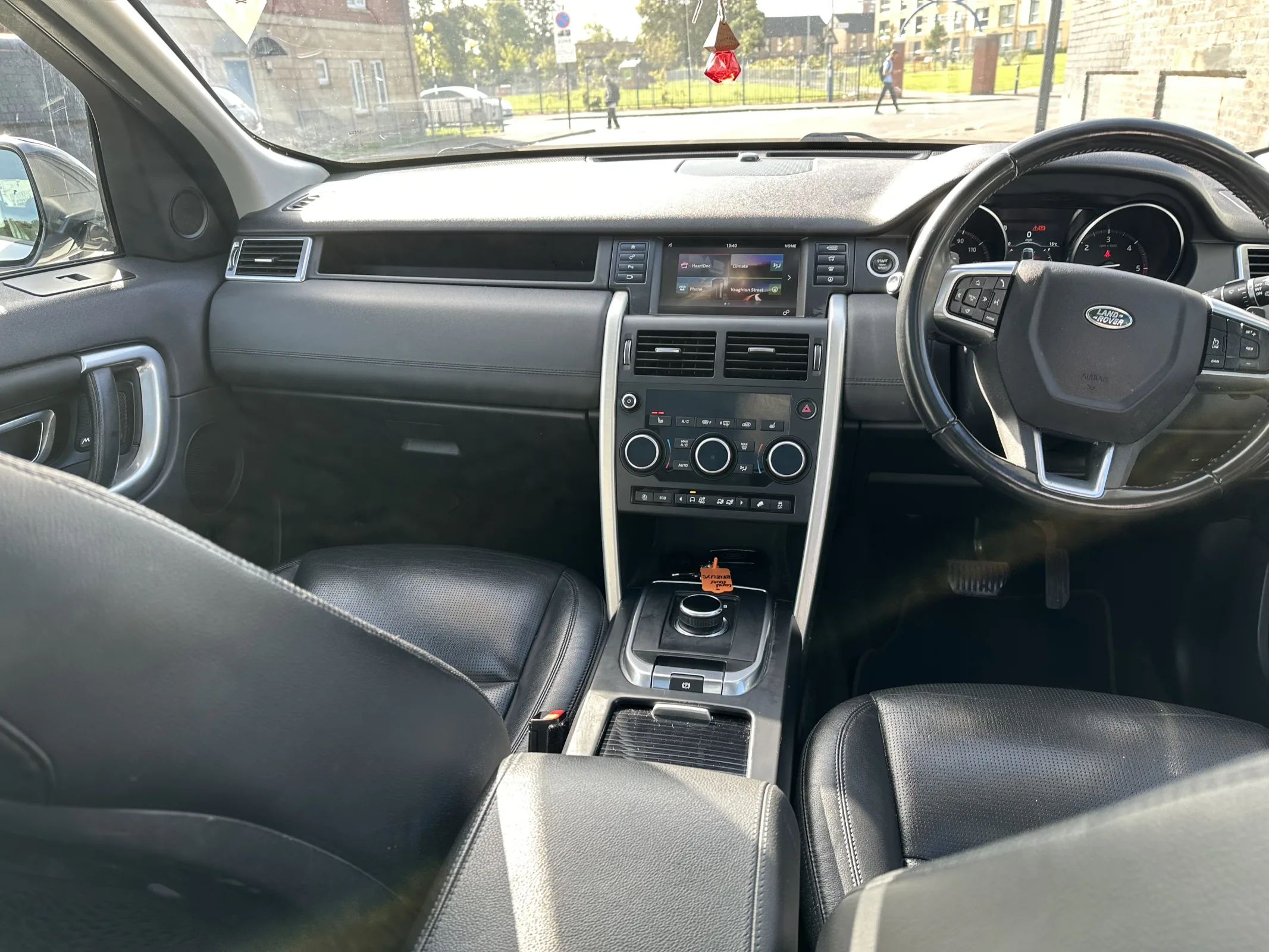 Land Rover Discovery Sport 2.0 TD4 HSE Black Auto 4WD — image 14